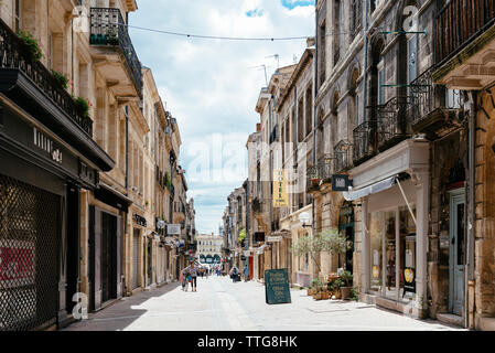 Street inmitten der Gebäude in der Stadt während der sonnigen Tag Stockfoto