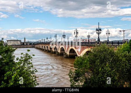 Pont de Pierre über Fluss Garonne gegen bewölkten Himmel in der Stadt Stockfoto