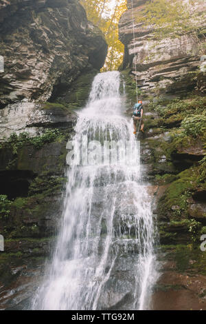 Mann rappels Wasserfall in den Catskills, New York Stockfoto