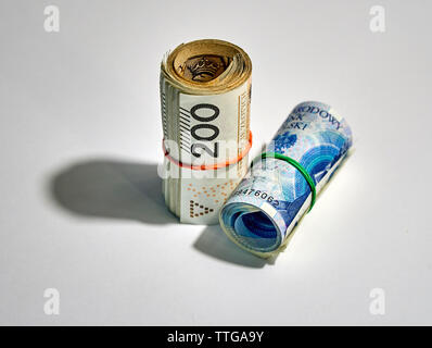 Aufgerollt polnischen Geld (PLN) - zwei hundert und fünfzig polnische Zloty Rechnungen auf weißem Hintergrund Stockfoto