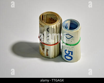 Aufgerollt polnischen Geld (PLN) - zwei hundert und fünfzig polnische Zloty Rechnungen auf weißem Hintergrund Stockfoto