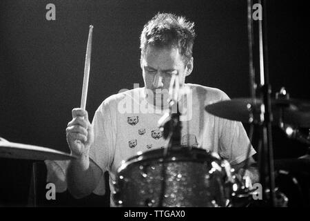 Dan Bitney drumming im Bereich "Schildkröte" auf allen Morgen Parteien durch Mogwai/Schildkröte/Schellack 27 März 2004 Pontins, Camber Sands, UK, kuratiert. Stockfoto