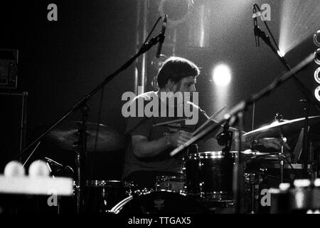 John herndon Drumming im Bereich "Schildkröte" auf allen Morgen Parteien durch Mogwai/Schildkröte/Schellack 27 März 2004 Pontins, Camber Sands, UK, kuratiert. Stockfoto