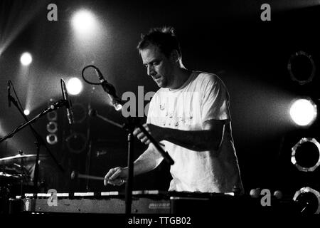 Dan Bitney drumming im Bereich "Schildkröte" auf allen Morgen Parteien durch Mogwai/Schildkröte/Schellack 27 März 2004 Pontins, Camber Sands, UK, kuratiert. Stockfoto