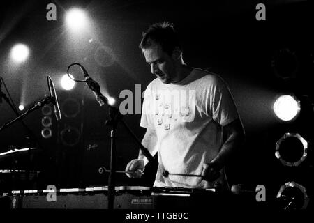 Dan Bitney drumming im Bereich "Schildkröte" auf allen Morgen Parteien durch Mogwai/Schildkröte/Schellack 27 März 2004 Pontins, Camber Sands, UK, kuratiert. Stockfoto