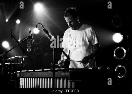 Dan Bitney drumming im Bereich "Schildkröte" auf allen Morgen Parteien durch Mogwai/Schildkröte/Schellack 27 März 2004 Pontins, Camber Sands, UK, kuratiert. Stockfoto