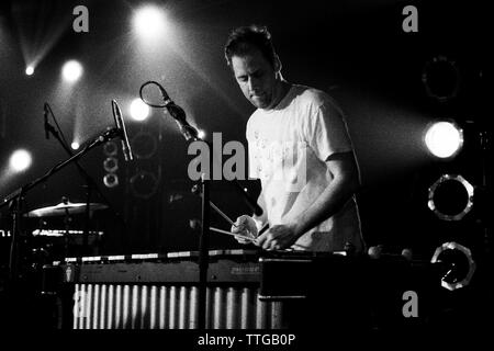 Dan Bitney drumming im Bereich "Schildkröte" auf allen Morgen Parteien durch Mogwai/Schildkröte/Schellack 27 März 2004 Pontins, Camber Sands, UK, kuratiert. Stockfoto