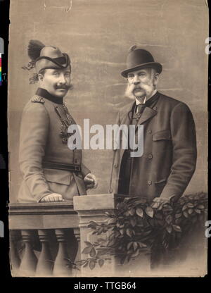 Franz Joseph I., Kaiser von Österreich und Wilhelm II., Deutscher Kaiser Franz Joseph I. und Wilhelm II. bei der Jagd Kleidung auf einer Balustrade der Jagdhütte Koeroeserdoe am 17.9.1897 Kohlezeichnung von Alexander (Sandor) Kiss, signiert und datiert 1907, basierend auf einem Foto von Sandor Strelisky von 1897 vergleichen Pf 19000 E215 E, Additional-Rights - Clearance-Info - Not-Available Stockfoto