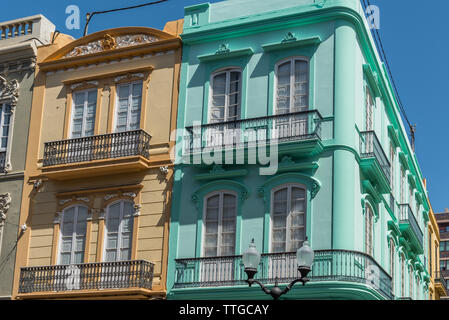 Blick auf die Straße. Blick auf die Fassade des Gebäudes, Las Palmas de Gran Canaria, Spanien. Stockfoto