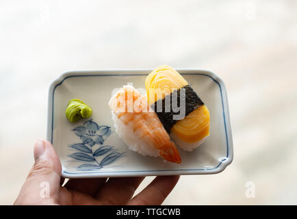 Sushi in weiße Platte Stockfoto