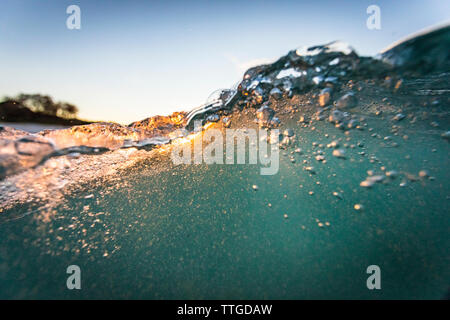 Wave bei Sonnenaufgang Stockfoto