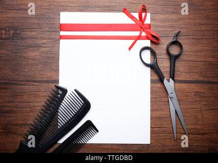 Professionelle Friseursalons Ausrüstung auf Holztisch, kopieren Raum Stockfoto