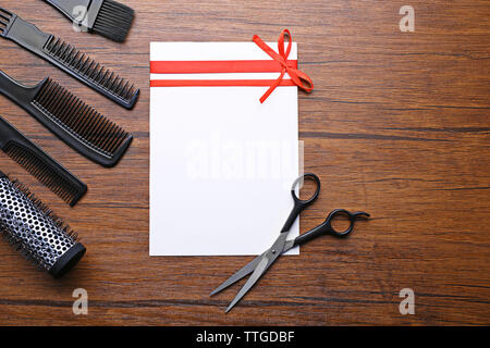 Professionelle Friseursalons Ausrüstung auf Holztisch, kopieren Raum Stockfoto