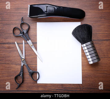 Professionelle Friseursalons Ausrüstung auf Holztisch, kopieren Raum Stockfoto