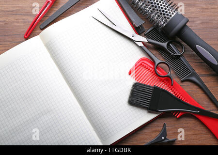 Professionelle Friseursalons Ausrüstung auf Holztisch, kopieren Raum Stockfoto