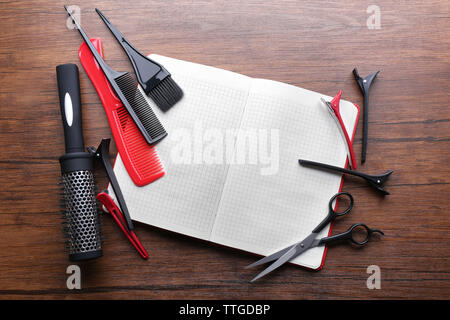 Professionelle Friseursalons Ausrüstung auf Holztisch, kopieren Raum Stockfoto