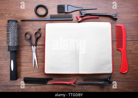 Professionelle Friseursalons Ausrüstung auf Holztisch, kopieren Raum Stockfoto