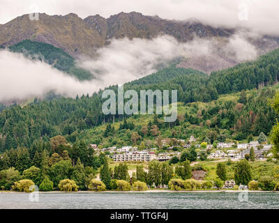 Lakeside Wohngegend von Queenstown, Neuseeland, an einem verregneten Tag Stockfoto