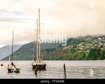 Serene nautischen Szene mit niedrigen morgen Wolken, Queenstown, Neuseeland Stockfoto