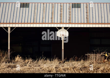 Basketballkorb und Backboard außen an auf einer Farm im Mittleren Westen vergossen Stockfoto