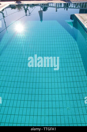 Schwimmbad unten caustics Welligkeit und Durchfluss mit Wellen Hintergrund. Oberfläche der blauen Pool, Hintergrund von Wasser im Pool. Stockfoto