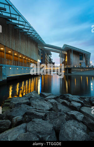 Norwegen Architektur, in der Dämmerung des Astrup Fearnley Museet Gebäude, das von Renzo Piano entworfene auf Tjuvholmen Insel im Hafen von Oslo, Norwegen. Stockfoto