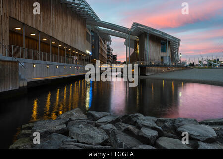 Oslo Architektur, in der Dämmerung des Astrup Fearnley Museet Gebäude, das von Renzo Piano entworfene auf Tjuvholmen Insel im Hafen von Oslo, Norwegen. Stockfoto