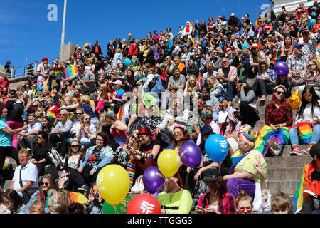 Versammlung auf Senat Sguare vor dem Helsinki Pride Parade in Helsinki, Finnland Stockfoto