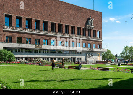 Ansicht im Sommer der Garten - das radhus Kronprinsesse Rådhushagen Märthas Plass, in der Aker Brygge Waterfront im Zentrum von Oslo, Norwegen. Stockfoto