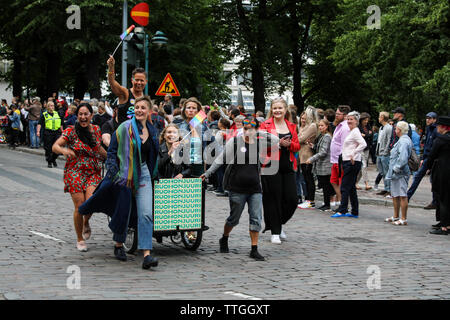 Helsinki Pride Parade auf Esplanadi in Helsinki, Finnland Stockfoto