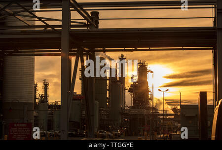 Fabrik vor bewölkter Himmel bei Sonnenuntergang Stockfoto