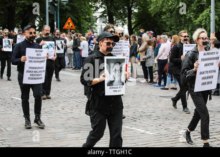 Marching für diejenigen, die es nicht können - Helsinki Pride Parade auf Esplanadi in Helsinki, Finnland Stockfoto