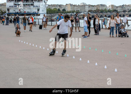 Bordeaux, Frankreich - 9. September 2018: Roller Skater führt Akrobatik in Quai Louis XVIII, in Bordeaux, Frankreich Stockfoto