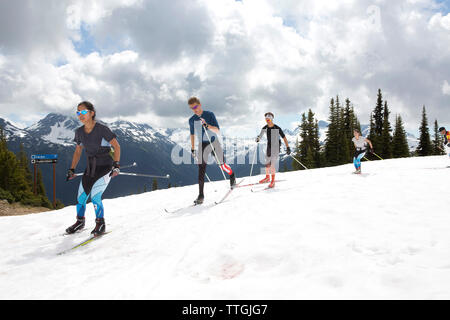 Biathleten Ausbildung an der ehemaligen olympischen Einrichtungen in Whistler, Kanada. Stockfoto