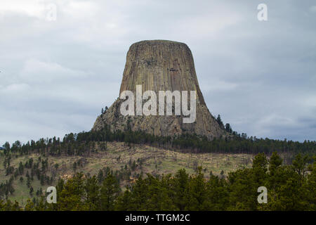 Low Angle View der Devils Tower National Monument gegen bewölkter Himmel Stockfoto