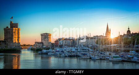 Panorama der alten Hafen von La Rochelle, Frankreich bei Sonnenuntergang Stockfoto