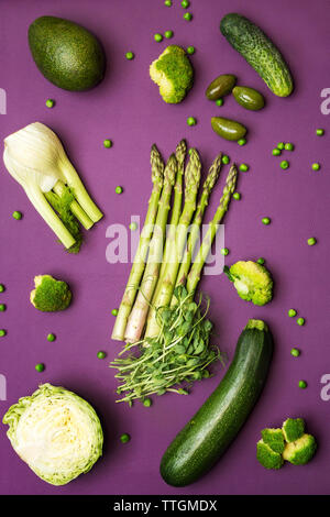 Ansicht von oben Frisches grünes Gemüse auf lila Tabelle Stockfoto