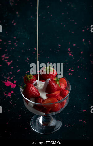 Erdbeeren mit Sahne im Glas Schüssel Stockfoto