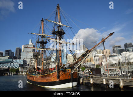 Eplica Captain Cooks Schiff, die HMS ENDEAVOUR, Darling Harbour, Sydney, Australien Stockfoto