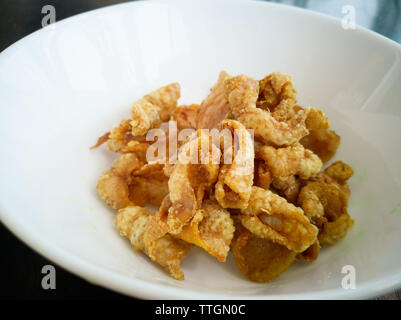 In der Nähe von deep-fried chicken Skins in einer weißen Schüssel. Stockfoto