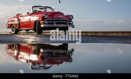 Havanna, Kuba, 2017: Oldtimer in Oceanfront Straße fahren. Malecon Stockfoto