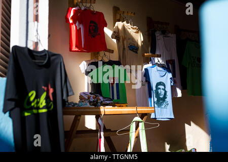 Touristische Shop mit Che Guevara-T-Shirts. Trinidad, Kuba. 2017 Stockfoto