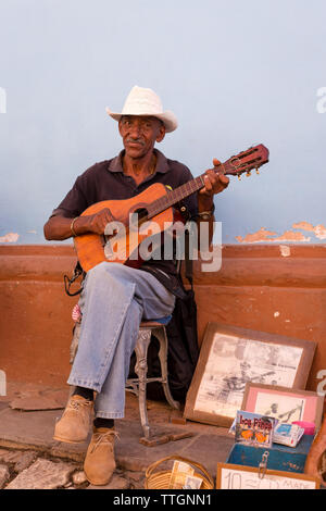 Musiker spielen auf der Straße. Real Life Szene in Trinidad, Kuba. 2017. Stockfoto