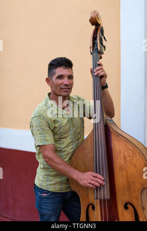 Musiker spielen auf der Straße. Real Life Szene in Trinidad, Kuba. 2017. Stockfoto