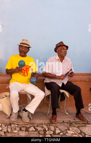 Musiker spielen auf der Straße. Real Life Szene in Trinidad, Kuba. 2017. Stockfoto