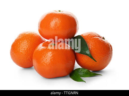 Fünf frische Mandarinen auf weißem Hintergrund, in der Nähe Stockfoto