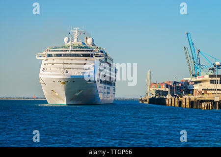 Port Adelaide, South Australia - Oktober 14, 2017: Sun Princess Kreuzfahrt Schiff auslaufen aus äußeren Hafen Passenger Terminal am späten Nachmittag Stockfoto