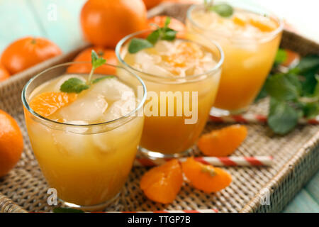 Frische Cocktails mit Eis, Minze und Mandarinen auf einem wicker Fach, in der Nähe Stockfoto