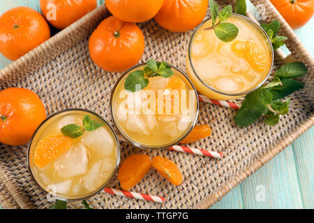 Frische Cocktails mit Eis, Minze und Mandarinen auf einem wicker Fach, Ansicht von oben Stockfoto