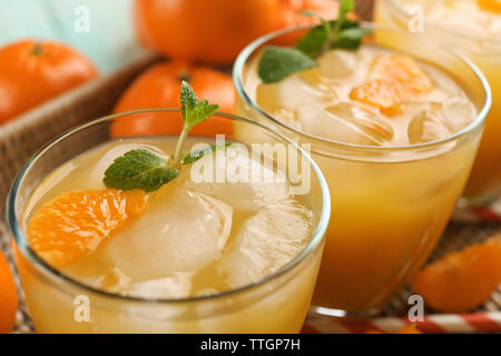 Frische Cocktails mit Eis, Minze und Mandarinen auf einem wicker Fach, in der Nähe Stockfoto